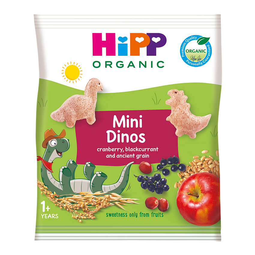 En produktförpackning för "HiPP Organic Mini Dinos" med en etikett som anger att den innehåller tranbär, svarta vinbär och fornkorn och är sötad endast med frukt.